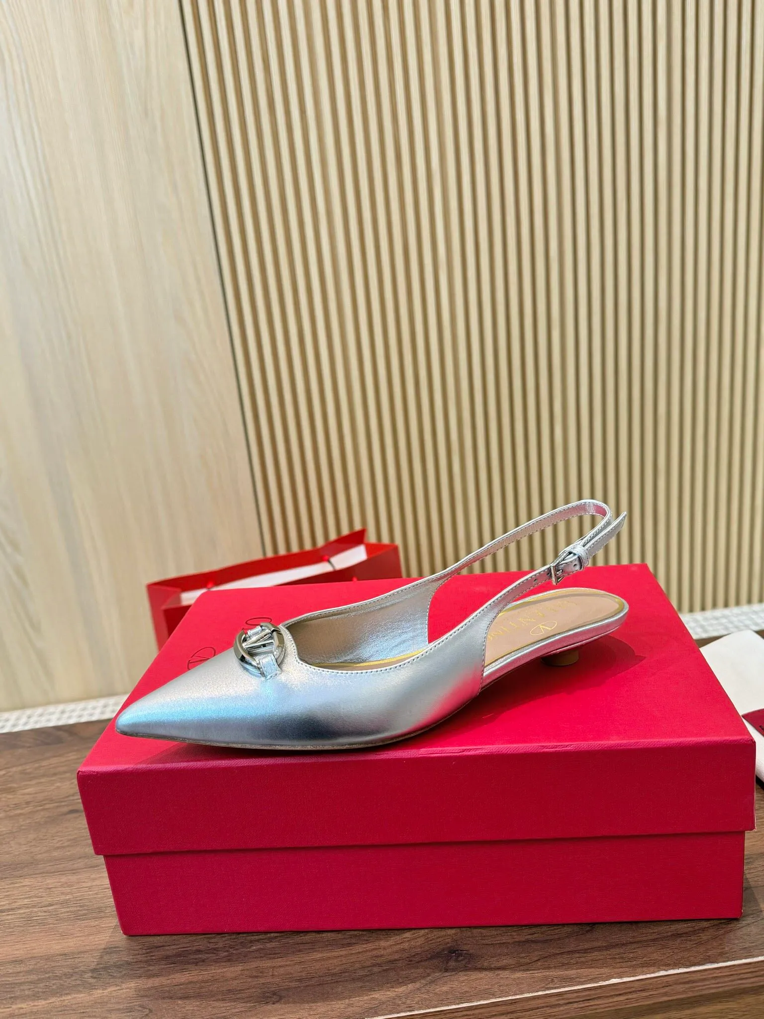👟👟Ex-factory price 440👟👟 Genuine leather sole +40 Top version 𝑉𝐴𝐿𝐸𝑁𝑇𝐼𝑁𝑂 Valentino new spring and summer women's back hollow new sandals. The new generation of unique small "V" buckle brings out a full sense of luxury. The new season will live up to expectations! Worth buying★Absolutely high-grade❥Original method, Absolutely sensual❥Elegant style, creating a different feeling, simple and elegant style!  Code number: 35-41 (34-42 customized, non-returnable) Fabric: Imported matte cowhide Inner feet: Inner sheepskin Heel height: 3 types Heel height: 3cm➕6.5cm➕9.5cm